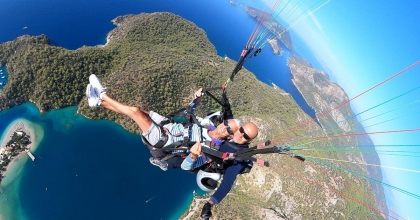 FETHİYE BABADAĞ'DA 80'LİK ÇİFT PARAŞÜTLE UÇTU