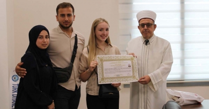 HOLLANDALI GENÇ KIZ MÜSLÜMAN OLDU