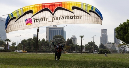  İZMİR'DE UÇUŞ MERAKLILARI PARAMOTORLA KÖRFEZ'İ TURLUYOR 