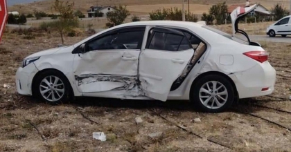 İKİ OTOMOBİLİN ÇARPIŞTIĞI KAZADA 5 KİŞİ YARALANDI