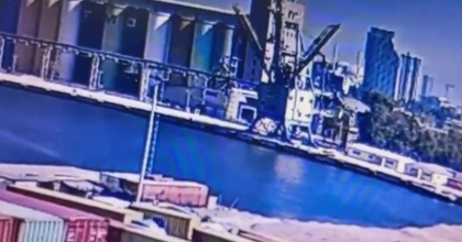 İZMİR'DE ARACIN DENİZE DÜŞTÜĞÜ ANLAR