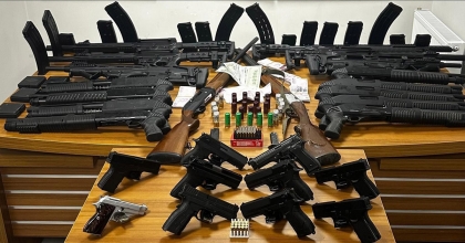 İZMİR'DE SİLAH TACİRLERİNE POLİSTEN OPERASYON