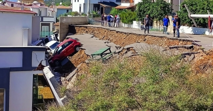 İZMİR'İ SAĞANAK VURDU EV VE İŞ YERLERİNİ SU BASTI, TEKNELER SELE KAPILDI