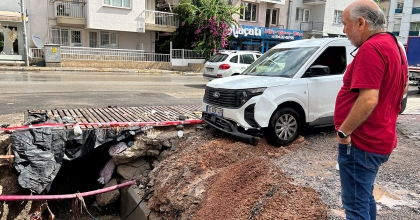 İZMİR'İ YAZ SAĞANAĞI VURDU: 1 ARAÇ GÖÇEN YOLUN İÇİNE DÜŞTÜ
