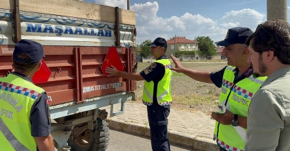 JANDARMA EĞİTİM VERİP, REFLEKTÖR DAĞITTI