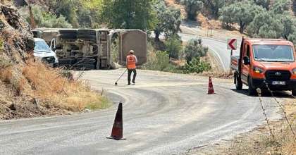 KONTROLDEN ÇIKAN MALZEME YÜKLÜ KAMYON DEVRİLDİ: 1 YARALI