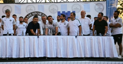KUŞADASISPOR YENİ TRANSFERLERİ İÇİN İMZA TÖRENİ DÜZENLEDİ