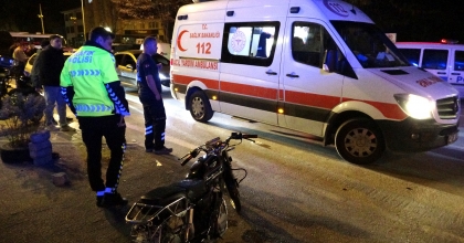 KÜTAHYA'DA OTOMOBİL İLE MOTOSİKLET ÇARPIŞTI: 2 YARALI