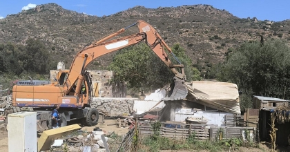 KAÇAK BARAKAYLA EKLENTİLERİ YIKILDI