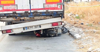 MANİSA’DA 1 KİŞİNİN ÖLDÜĞÜ KAZA ANI KAMERAYA YANSIDI