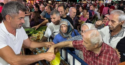 MANİSA'DA 3 TON ÜZÜM VE LİTRELERCE ÜZÜM ŞIRASI DAĞITILDI