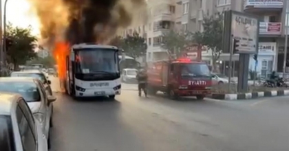 MANİSA’DA İŞÇİ SERVİSİ ALEV ALEV YANDI