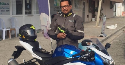 MOTOSİKLET ŞARAMPOLE DEVRİLDİ: 1 ÖLÜ