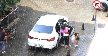 MUĞLA'DA GÜNEŞLİ HAVADA YAĞMUR SÜRPRİZİ  