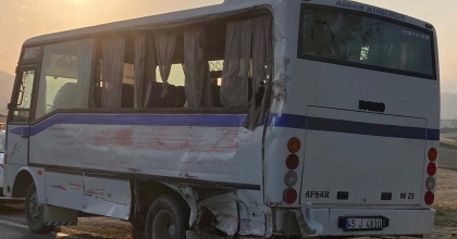 İŞÇİ SERVİSİYLE KAMYONET ÇARPIŞTI: 1 ÖLÜ, 5 YARALI