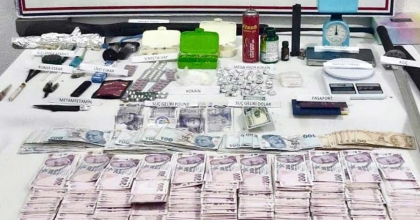 UYUŞTURUCU OPERASYONUNDA SAMURAY KILICI ELE GEÇİRİLDİ