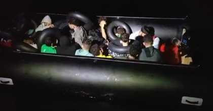 MİLAS AÇIKLARINDA 17 DÜZENSİZ GÖÇMEN YAKALANDI