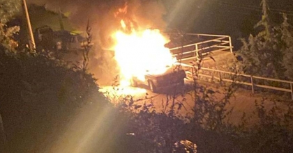 MUĞLA'DA PARK HALİNDEKİ OTOMOBİL ALEVLERE TESLİM OLDU