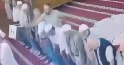 NAMAZ KILDIRAN İMAMA PLASTİK TABURE İLE VURDU