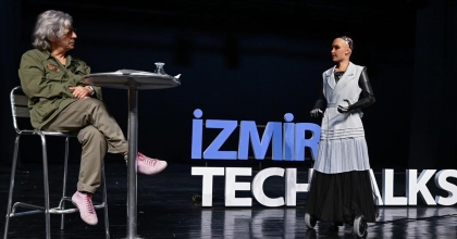 OKAN BAYÜLGEN İLE ROBOT SOPHİA İZMİRLİLER İLE BİR ARAYA GELDİ  