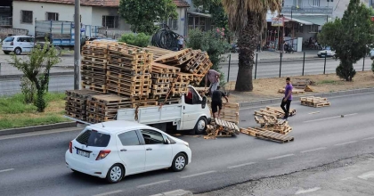 PALETLER YOLA SAÇILDI, FACİADAN DÖNÜLDÜ