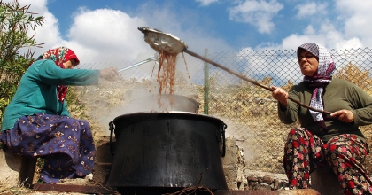 MANİSA’DA PEKMEZ KAZANLARI KAYNAMAYA BAŞLADI