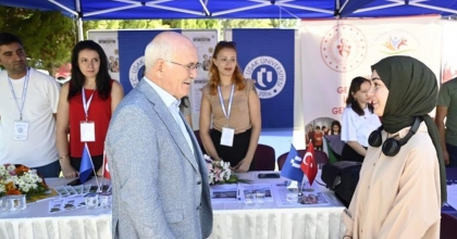 REKTÖR SAVAŞ YENİ ÖĞRENCİLERLE BULUŞTU