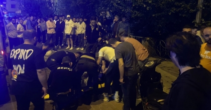 SEYİR HALİNDEKİ MOTOSİKLET DEVRİLDİ: 2 YARALI