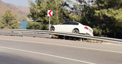 SÜRÜCÜ DENİZE UÇMAKTAN SON ANDA KURTULDU