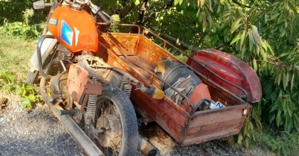 SEPETLİ MOTOSİKLET RAMPAYI ÇIKARKEN DEVRİLDİ: 1 ÖLÜ, 2 YARALI