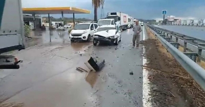 SÖKE’DE SAĞANAK YAĞIŞ KAZAYA NEDEN OLDU: 3 YARALI