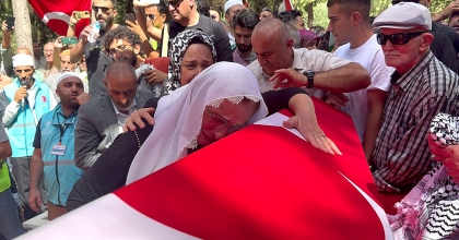 TABUTA SIMSIKI SARILDILAR, KIZLARINDAN BİR AN OLSUN AYRILAMADILAR