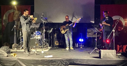 TENİS KORTUNDA CAZ ŞÖLENİ