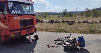 TIRLA ÇARPIŞAN MOTOSİKLET SÜRÜCÜSÜ AĞIR YARALANDI