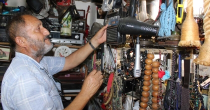 TOZLU RAFLARDA MERAKLISINI BEKLİYOR