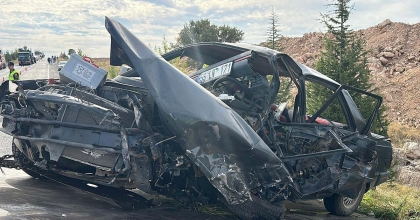 UŞAK’TA İKİ OTOMOBİL ÇARPIŞTI: 2 ÖLÜ, 2 YARALI