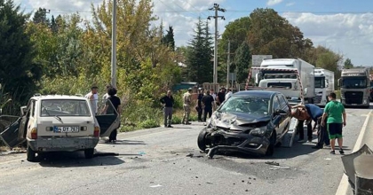 UŞAK’TA OTOMOBİLLER ÇARPIŞTI: 1 ÖLÜ, 4 YARALI