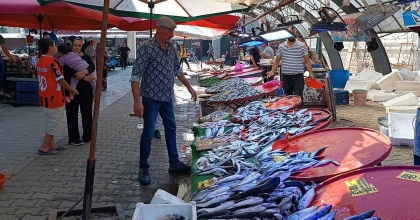 VATANDAŞLAR BALIK TEZGAHLARINA AKIN ETTİ