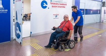 YANGIN MAĞDURU, TEKERLEKLİ SANDALYESİNE KAVUŞTU