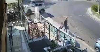 YOLDAN ÇIKAN OTOMOBİL APARTMAN BAHÇESİNE UÇTU