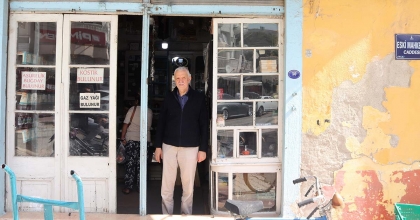 1 ASIRDIR İZMİR'DE İŞLETİLİYOR, BU BAKKALI GÖRENLER TARİHE YOLCULUK YAPIYOR