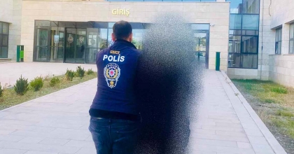 3 YIL 4 AY HAPİS CEZASIYLA ARANAN ŞAHSI POLİS YAKALADI