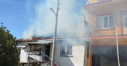 85 YAŞINDAKİ ADAM EVİNDE ÇIKAN YANGINDA ÖLÜMDEN DÖNDÜ