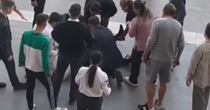 HİLLTOWN AVM'DE 15 YAŞINDAKİ ÇOCUKLAR GÜVENLİĞİ BIÇAKLADI