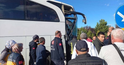 AFYON'DAKİ TRAFİK KAZASINDA MUAVİN HAYATINI KAYBETTİ