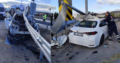 BARİYERE OK GİBİ SAPLANAN OTOMOBİLDE BİR KİŞİ ÖLDÜ, 3 KİŞİ YARALANDI