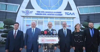 BAKAN URALOĞLU'NDAN İZMİR'E 4 YENİ İÇ HAT MÜJDESİ