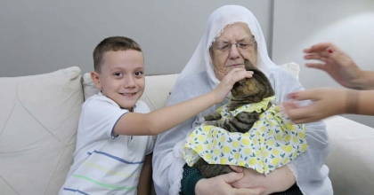 BEBEK GİBİ GİYDİRDİĞİ KEDİSİYLE 82 YAŞINDA FENOMEN OLDU