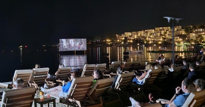BODRUM'DA DENİZ ÜSTÜNDE SİNEMA KEYFİ