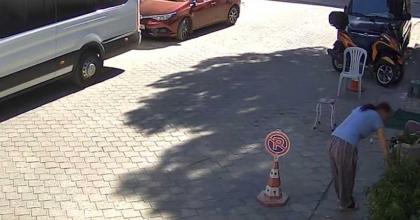 ÇİÇEKLERİ KÖKLERİYLE GÖTÜRDÜ